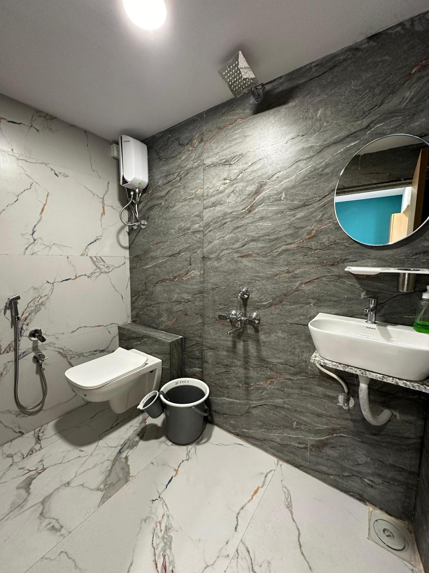 Hotel Sky Palace Adajan Surat Quarto foto