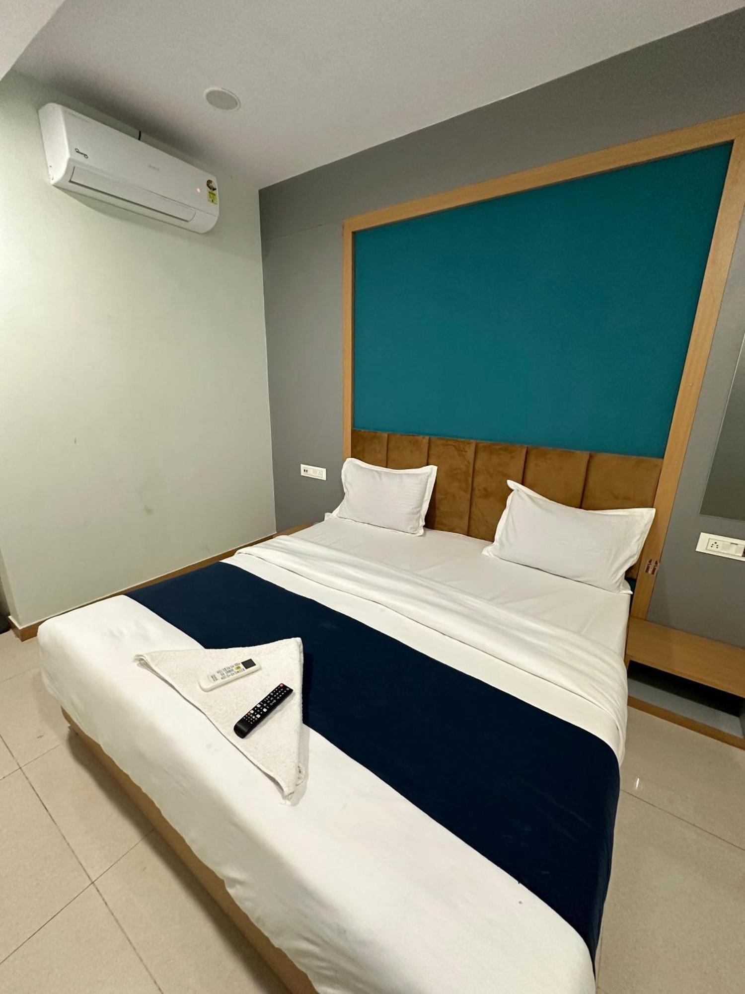 Hotel Sky Palace Adajan Surat Quarto foto