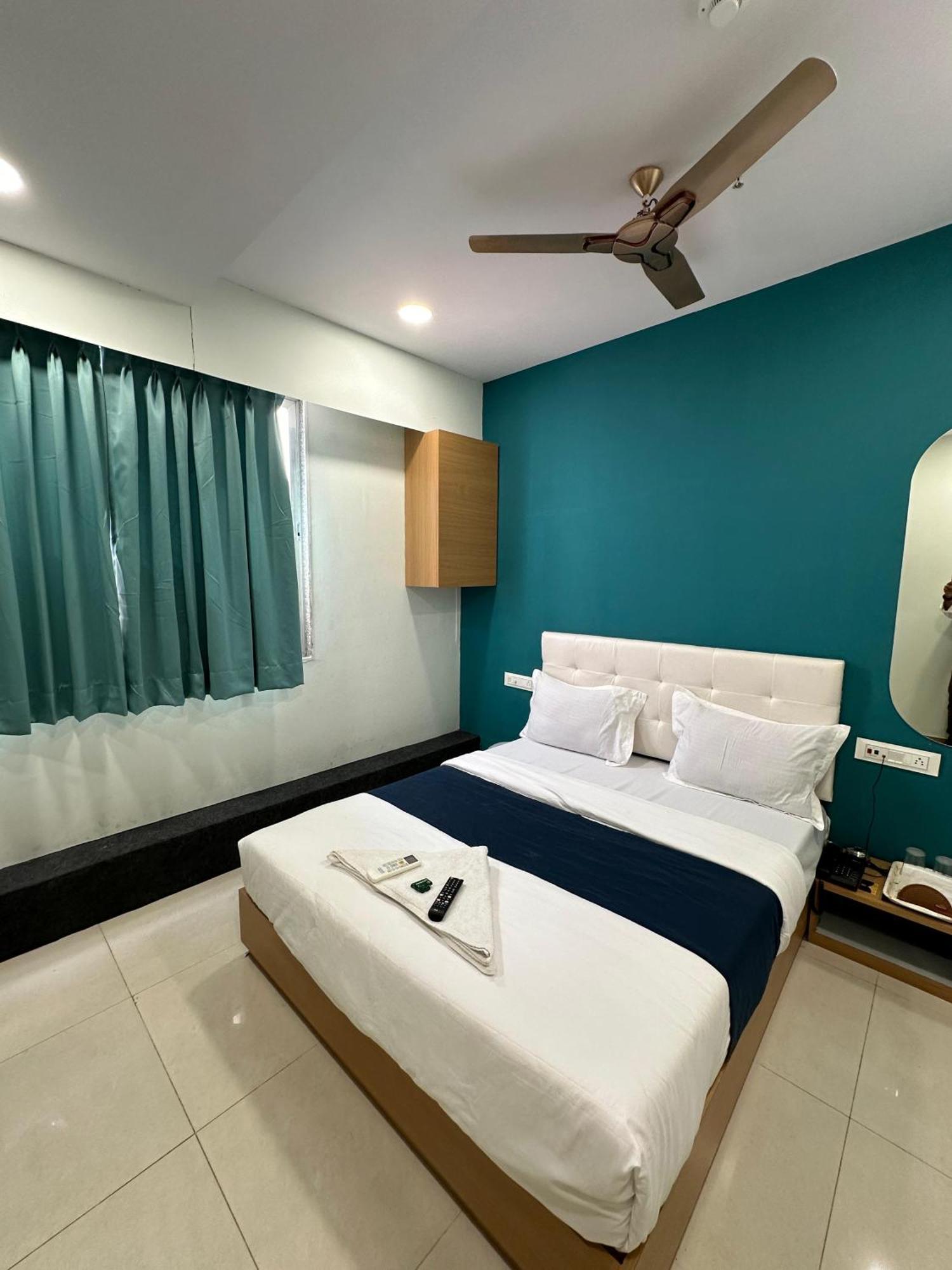 Hotel Sky Palace Adajan Surat Quarto foto